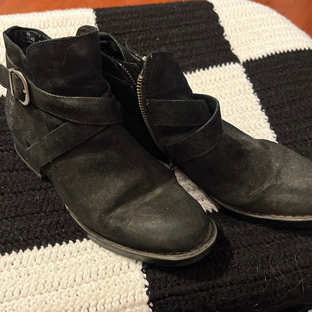 Born bootie black size 8